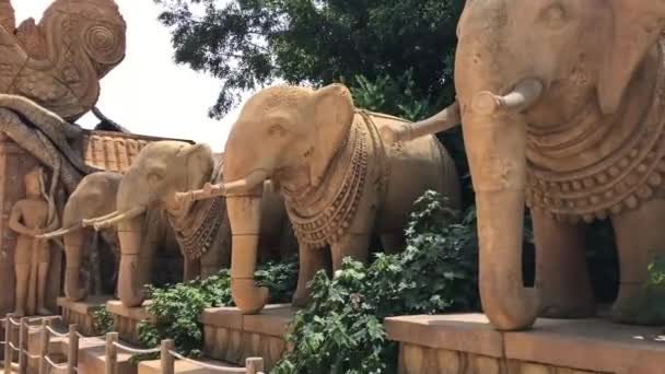 Salou, Spanje, Een standbeeld van een olifant — Stockvideo