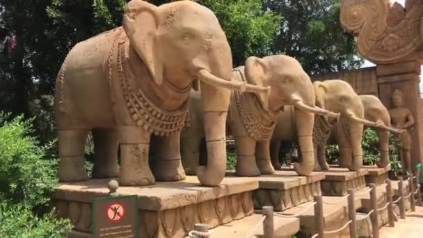 Salou, Spanien, En elefant som står framför en staty — Stockvideo