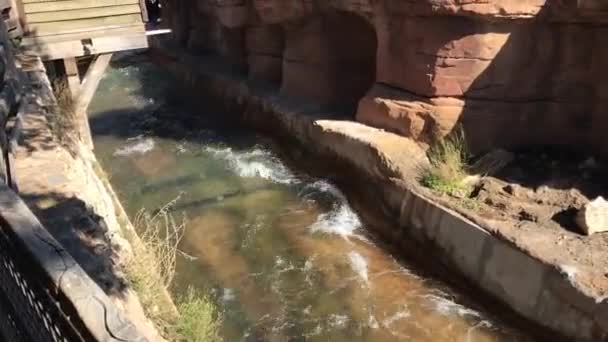 Salou, Spanje, Een close-up van een stenen gebouw met een rotsachtige klif — Stockvideo