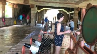 Salou, İspanya, 28 Haziran 2019: Bir erkek ve bir kadın binanın önünde duruyor