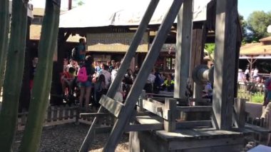 Salou, İspanya, 28 Haziran 2019: Bir grup insan bir binanın önünde duruyor