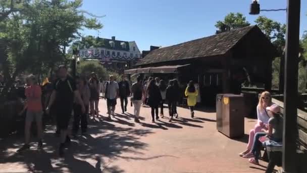 Salou, España, 28 de junio de 2019: Un grupo de personas de pie frente a un edificio — Vídeos de Stock