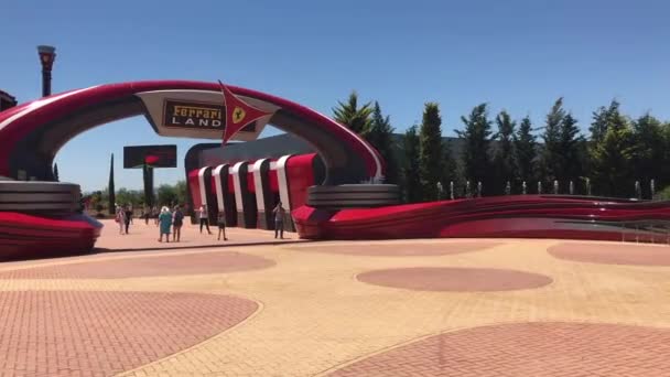 Salou, Hiszpania, czerwona konstrukcja z tworzywa sztucznego — Wideo stockowe