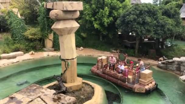 Salou, Hiszpania, 28 czerwca 2019: łódź dla dzieci na rzece — Wideo stockowe