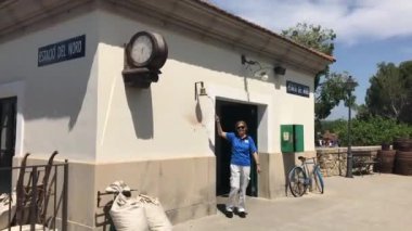 Salou, İspanya, 28 Haziran 2019: Bir binanın önünde numara yapan bir adam heykeli