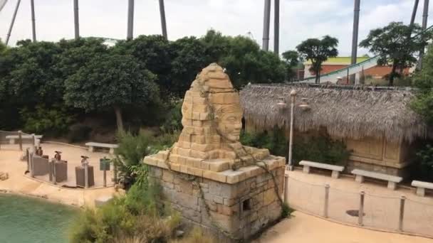 Salou, España, Un primer plano de un edificio de piedra que tiene hierba y árboles — Vídeo de stock