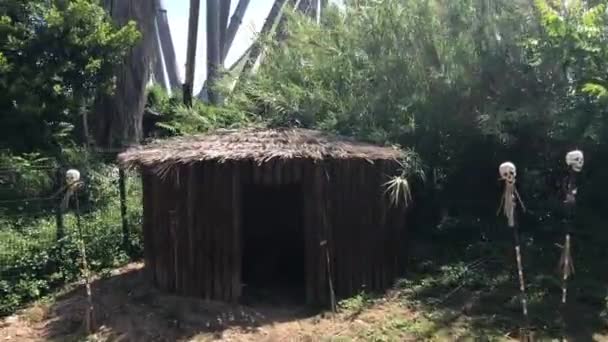 Salou, Spanje, Een bord aan de zijkant van een boom — Stockvideo