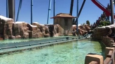 Salou, İspanya, su üzerinde hız treni süzülüyor