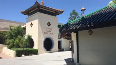 Salou, İspanya, bir binanın önünde küçük bir saat kulesi