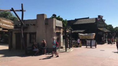 Salou, İspanya, 28 Haziran 2019: Bir binanın önünde duran kişi