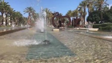 Salou, İspanya, Palmiye ağacının yanında bir yangın musluğu