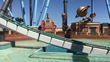 Salou, İspanya, Binanın tepesinde oturan bir tekne