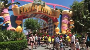 Salou, İspanya, 28 Haziran 2019: Bir grup insan sokakta yürüyor