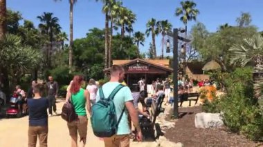 Salou, İspanya, 28 Haziran 2019: Bir grup insan sokakta yürüyor