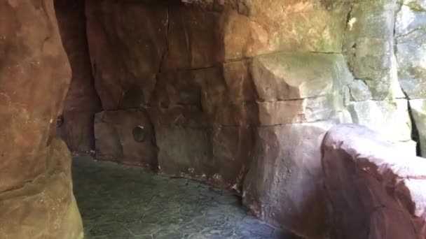 Salou, España, Un edificio de piedra que tiene una pared de roca — Vídeo de stock