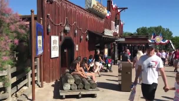 Salou, Spain, June 28 2019: A group of people standing in front of a building — Stock Video