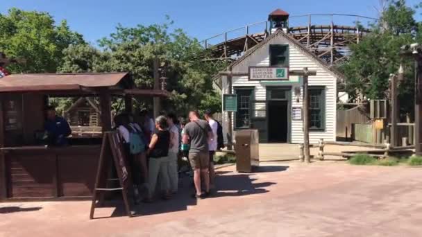 Salou, Spanje, Een groep mensen die voor een gebouw staan — Stockvideo