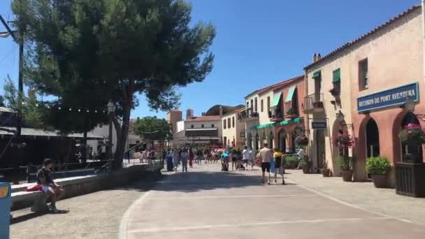 Salou, Španělsko, skupina lidí kráčející po ulici před budovou — Stock video