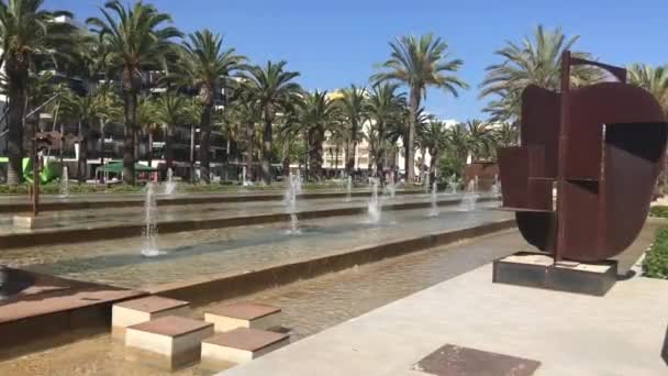 Salou, Spanien, Ein großes Gebäude mit Palmen — Stockvideo