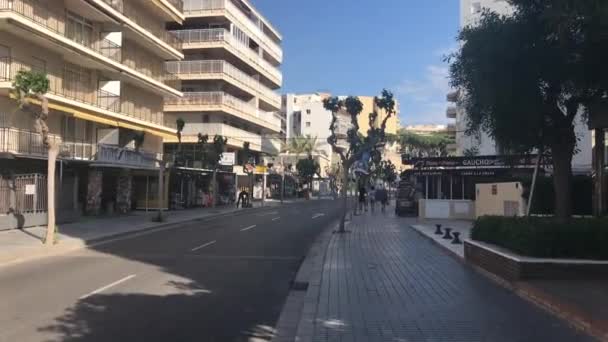 Salou, España, Un camino con un edificio al fondo — Vídeos de Stock