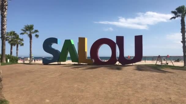 Salou, İspanya, Binanın önündeki bir tabela — Stok video