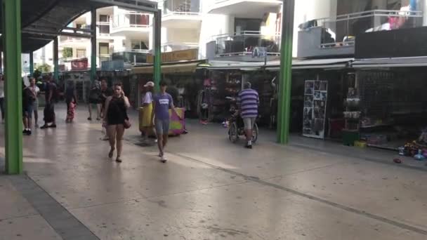 Salou, Spain, June 28 2019: Μια ομάδα ανθρώπων που περπατούν στο πεζοδρόμιο — Αρχείο Βίντεο