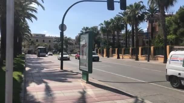 Salou, Hiszpania, Widok na ulicę miasta — Wideo stockowe