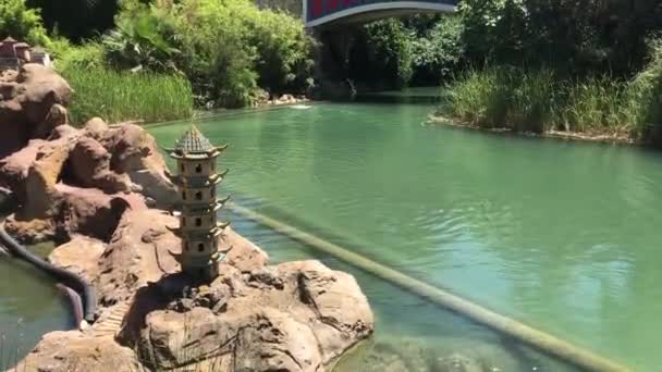 Salou, Espagne, Statue d'un plan d'eau — Video