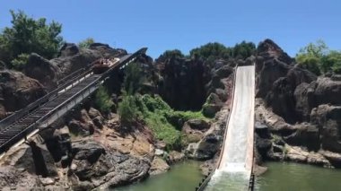 Salou, İspanya, Bir su kütlesinin yanındaki kayaya yakın çekim