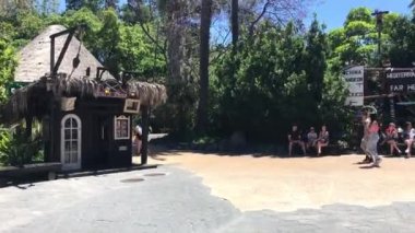 Salou, İspanya, kaykayla bir binanın tepesine çıkan biri.