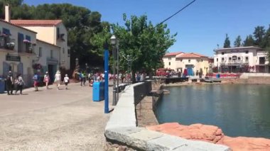 Salou, İspanya, Bir binanın önündeki heykel