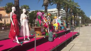 Salou, İspanya, bir grup insan bir binanın önünde duruyor.