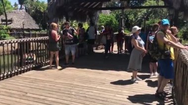 Salou, İspanya, 28 Haziran 2019: Mahkemede yürüyen bir grup insan