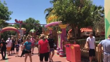 Salou, İspanya, 28 Haziran 2019: Kalabalığın önünde yürüyen bir grup insan