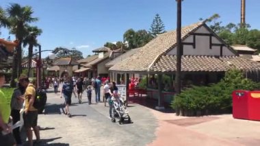 Salou, İspanya, 28 Haziran 2019: Bir binanın dışında duran bir grup insan