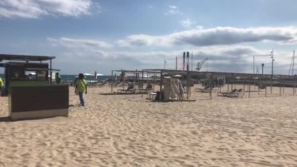 西班牙萨洛市，一群人站在沙滩上 — 图库视频影像