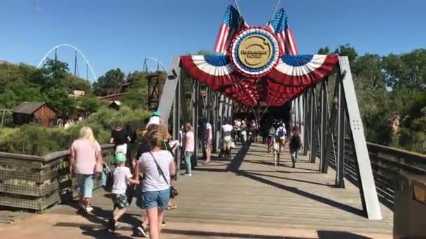 Salou, Spanje, 28 juni 2019: Een groep mensen die in een park wandelen — Stockvideo