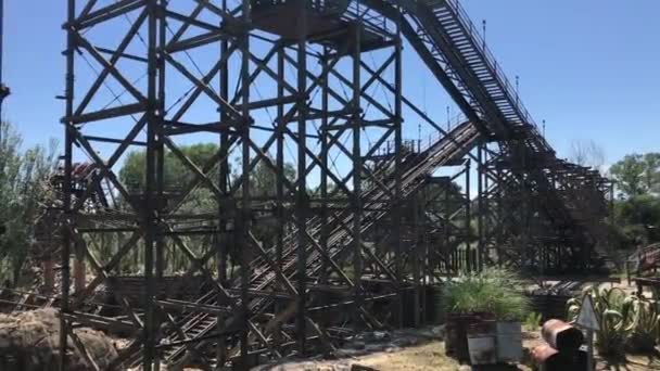 Salou, Spanje, Een trein over een brug — Stockvideo