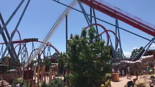 Salou, Espagne, Une grue à côté d'un pont — Video