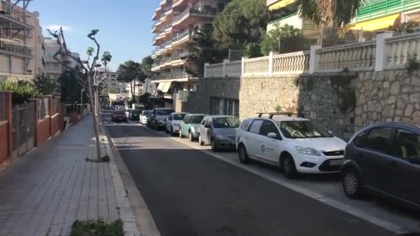 Salou, España, Un coche aparcado en una calle de la ciudad — Vídeos de Stock
