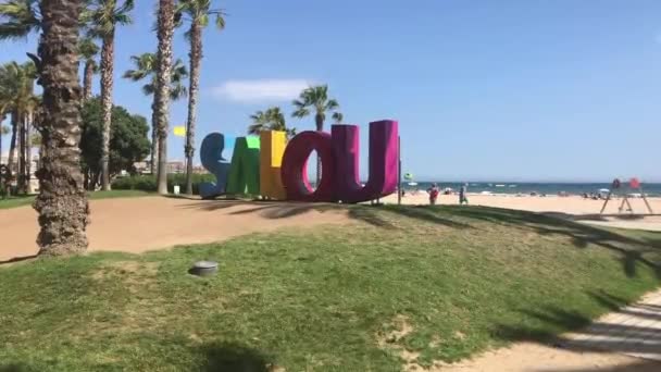 Salou, España, Una señal al costado de la carretera — Vídeo de stock