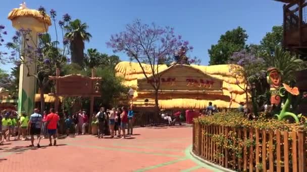 Salou, Espanha, Um grupo de pessoas em um parque — Vídeo de Stock