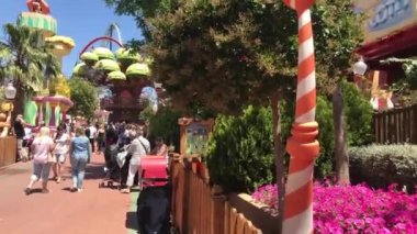 Salou, İspanya, Noel ağacının yanında duran bir grup insan.