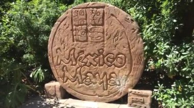 Salou, İspanya, Bahçede büyük taş bir heykel