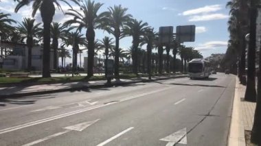 Salou, İspanya, Binanın kenarında ağaçlar olan boş bir yol
