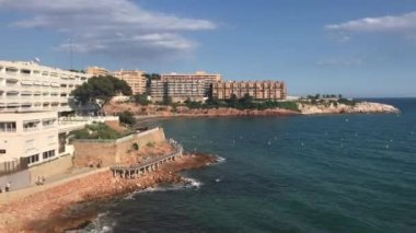 Salou, İspanya, arkasında bir şehir olan büyük bir su kütlesi.