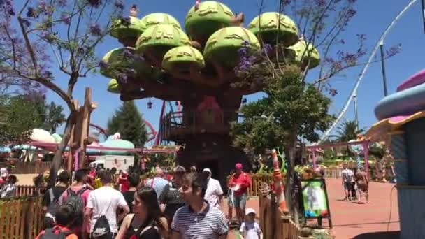 Salou, Spain, June 28 2019: A crowd of people walking down a street — Stock Video