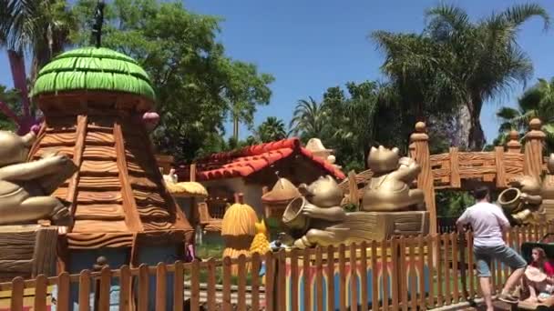 Salou, Espagne, Un groupe de personnes dans un parc — Video