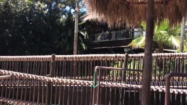 Salou, Espanha, Um grupo de palmeiras e uma cerca — Vídeo de Stock