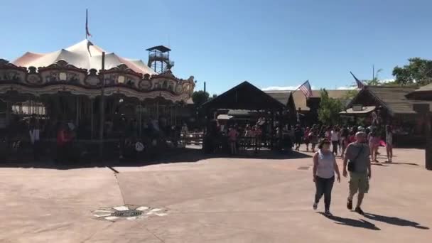 Salou, Espagne, 28 juin 2019 : Un groupe de personnes debout devant un bâtiment — Video